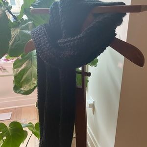 Scandinavian Chunky-Knit Black Zara Scarf